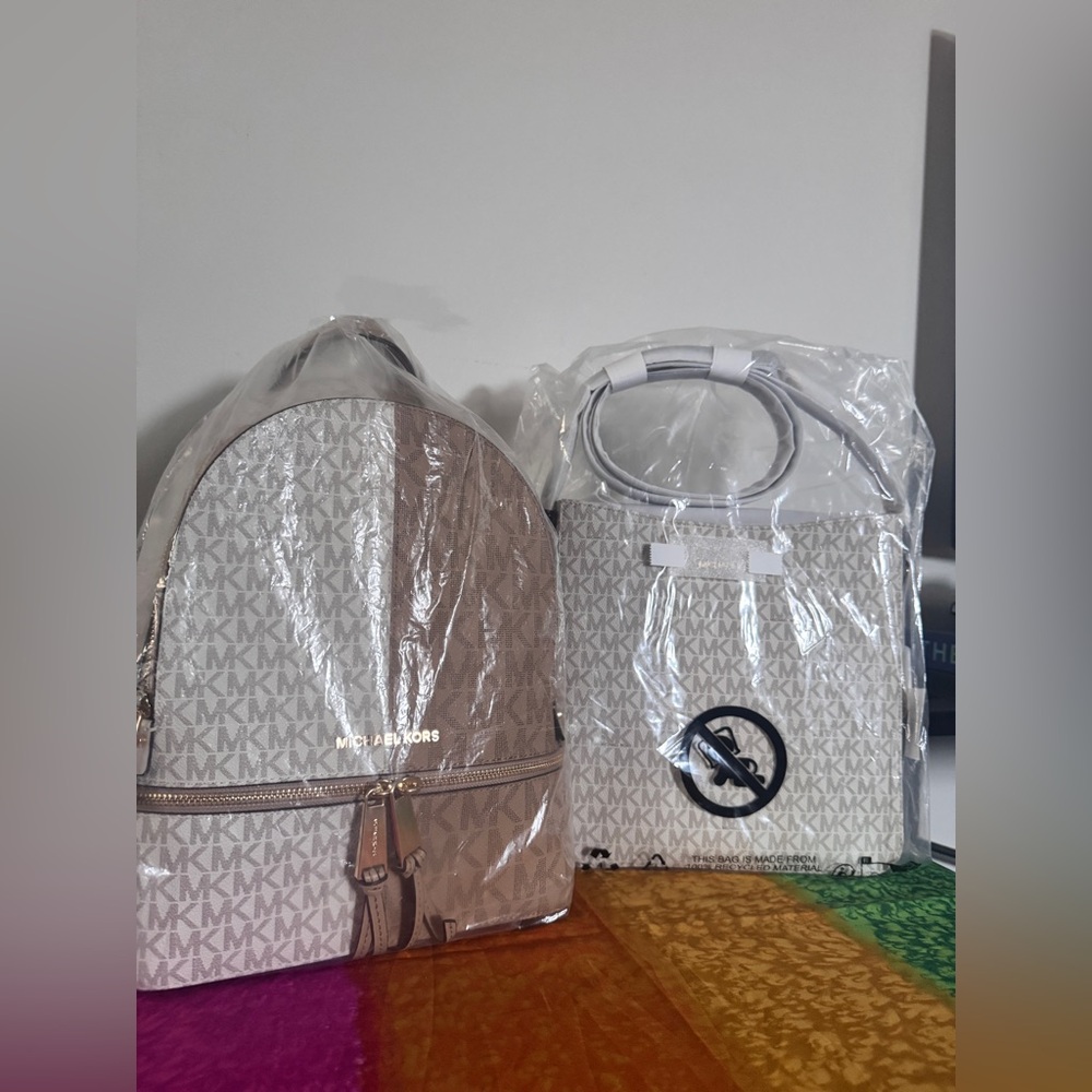 ♥️NWT Michael Kors Womens Rhea Zip Medium Backpack Vanilla Multi♥️ - Picture 12 of 12